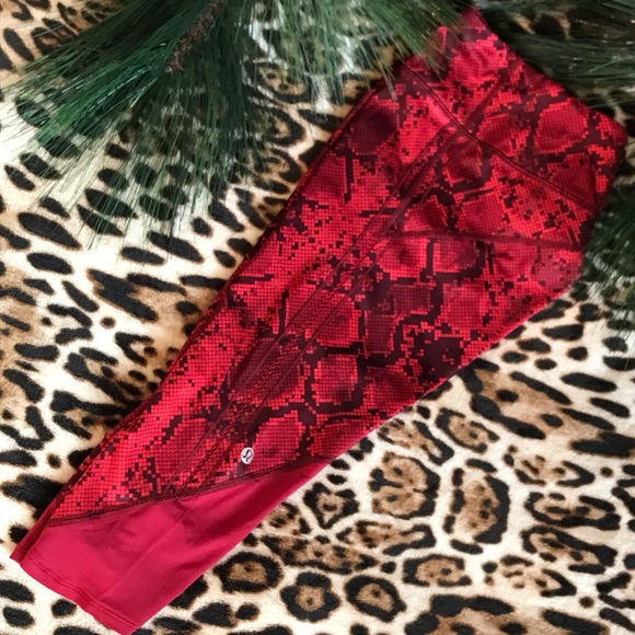 Lululemon Vent It Out Crop Mini Ziggy Snake Red Tide Cranberry Tights Size 6 - Picture 12 of 17